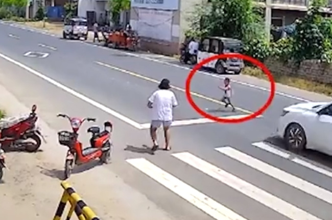 Cậu bé 3 tuổi hiếu động băng qua đường bị xe tông văng 20 mét, người mẹ chạy theo chứng kiến toàn bộ sự việc - Ảnh 1.