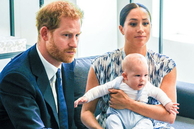 Vợ chồng Meghan Markle tiết lộ thông tin mới về bé Archie khiến dư luận phẫn nộ, yêu cầu giải cứu đứa trẻ ngay lập tức - Ảnh 1.