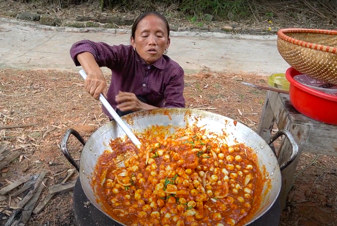 Làm món cũ, Bà Tân Vlog nâng cấp loại sốt cay theo kiểu Hàn Quốc khiến ai xem cũng thèm thuồng vì quá hấp dẫn - Ảnh 4.