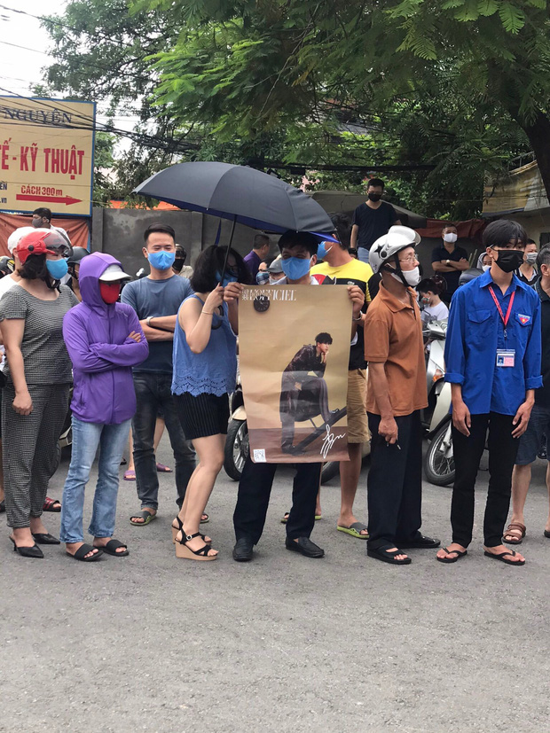Dân tình thả tim rần rần khi thấy bố mẹ cầm poster có ảnh Gun Thần - Lý Hiện, đứng chờ con gái trước cổng trường thi - Ảnh 1.