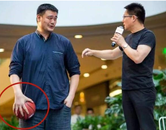 Siêu sao bóng rổ Trung Quốc vượt mức 200kg khiến vợ lo sợ bị đè trong lúc ngủ - Ảnh 6.