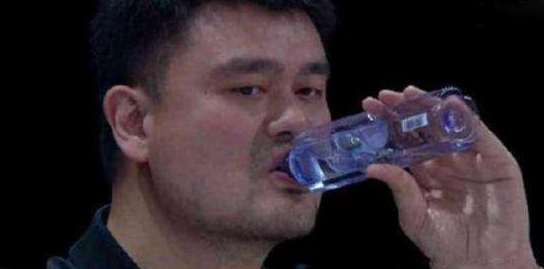 Siêu sao bóng rổ Trung Quốc vượt mức 200kg khiến vợ lo sợ bị đè trong lúc ngủ - Ảnh 7.