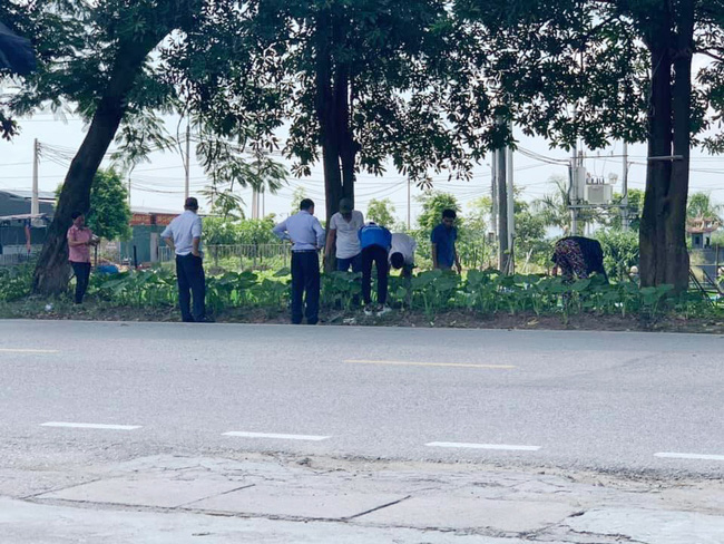 Hội phụ huynh chờ con thi có hành động gây tò mò: Lom khom bên bụi cỏ tưởng tìm đồ thất lạc, sự thật phía sau mới khiến ai nấy ngã ngửa - Ảnh 2.