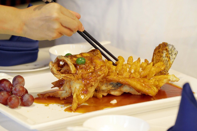 Nhà hàng nổi tiếng Trung Quốc chia sẻ công thức 200 năm tuổi cho món cá chiên giòn chua ngọt - món ăn đầu bảng trong tứ đại trường phái ẩm thực Trung Hoa - Ảnh 1.