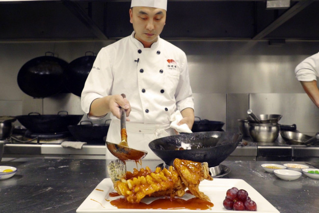 Nhà hàng nổi tiếng Trung Quốc chia sẻ công thức 200 năm tuổi cho món cá chiên giòn chua ngọt - món ăn đầu bảng trong tứ đại trường phái ẩm thực Trung Hoa - Ảnh 2.