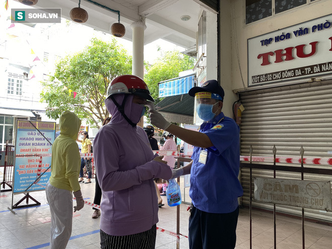 Một bệnh nhân Covid-19 chuyên bán hàng cho khách du lịch ở bãi biển Mỹ An - Ảnh 1.