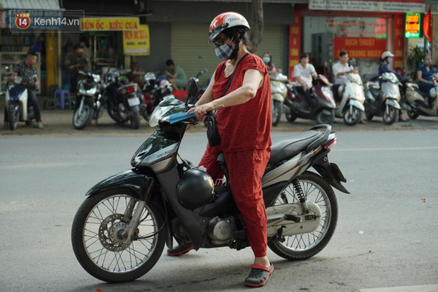 Mặc đồ bộ vai mang túi Chà Neo, tay đeo đồng hồ Đì O: Bây giờ người ta chê chứ hồi kia là mốt! - Ảnh 2.