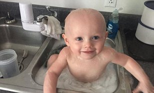 Ông bố bị chỉ trích vì để con 1 tuổi tắm trong bồn rửa bát mất vệ sinh nhưng sự thật đằng sau khiến nhiều người phải thán phục - Ảnh 2.