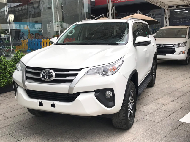 Sắp ra bản mới, Toyota Fortuner sảy chân: Bị Hyundai Santa Fe cướp ngôi vương SUV 7 chỗ, biến mất khỏi top 10 bán chạy tại Việt Nam - Ảnh 1.