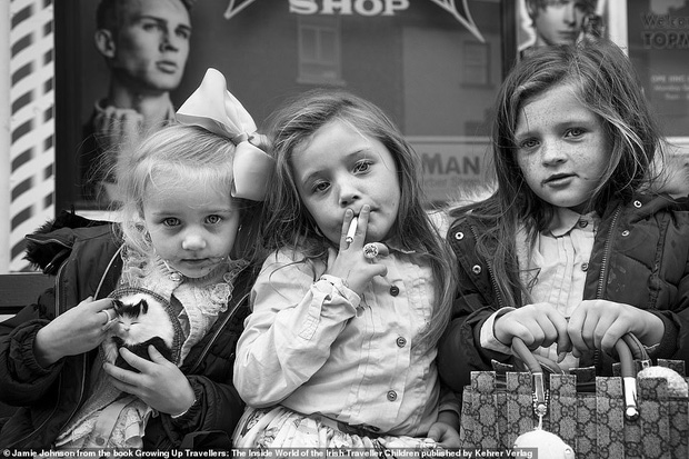 Trẻ em phì phèo điếu thuốc, make-up đậm, đeo túi hiệu và những nét văn hóa độc đáo đầy ấn tượng của dân du mục ngay giữa lòng Ireland - Ảnh 1.