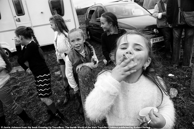 Trẻ em phì phèo điếu thuốc, make-up đậm, đeo túi hiệu và những nét văn hóa độc đáo đầy ấn tượng của dân du mục ngay giữa lòng Ireland - Ảnh 5.