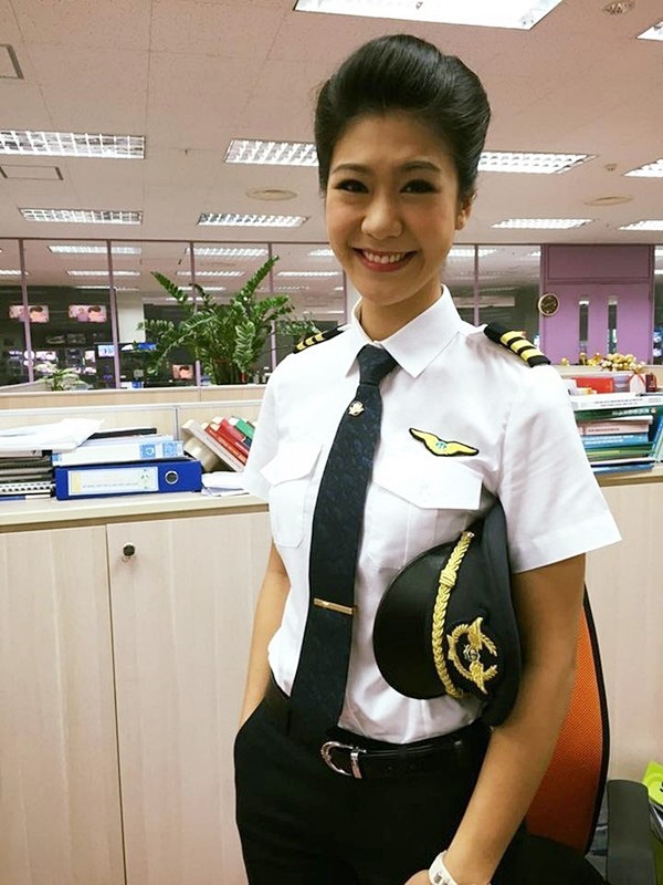 Tiểu sử ít biết về nữ cơ trưởng Huỳnh Lý Đông Phương: Từng lén gia đình đi thi lái máy bay chiến đấu, muốn làm phi công nhưng bị say máy bay - Ảnh 8.