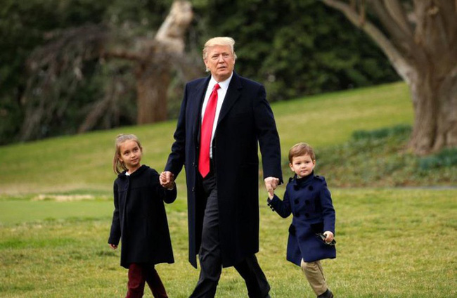 3 người cháu của Tổng thống Trump từng gây sốt với vẻ đáng yêu, được cưng chiều hết mực giờ đã lớn nhanh như thế này đây - Ảnh 1.