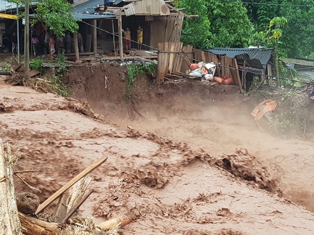 Lũ quét kinh hoàng cô lập 3 xã, cuốn trôi nhà nội trú của trường học ở Điện Biên - Ảnh 2.