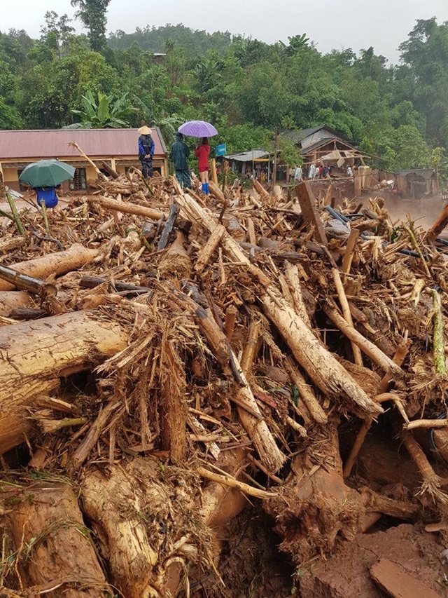 Lũ quét kinh hoàng cô lập 3 xã, cuốn trôi nhà nội trú của trường học ở Điện Biên - Ảnh 6.