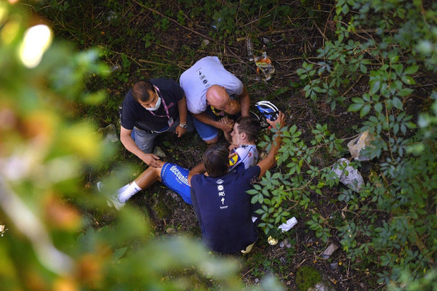 VĐV xe đạp gặp chấn thương nặng sau khi văng xuống khe núi ngay trong cuộc đua - Ảnh 1.