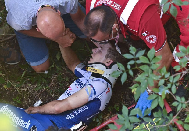 VĐV xe đạp gặp chấn thương nặng sau khi văng xuống khe núi ngay trong cuộc đua - Ảnh 2.
