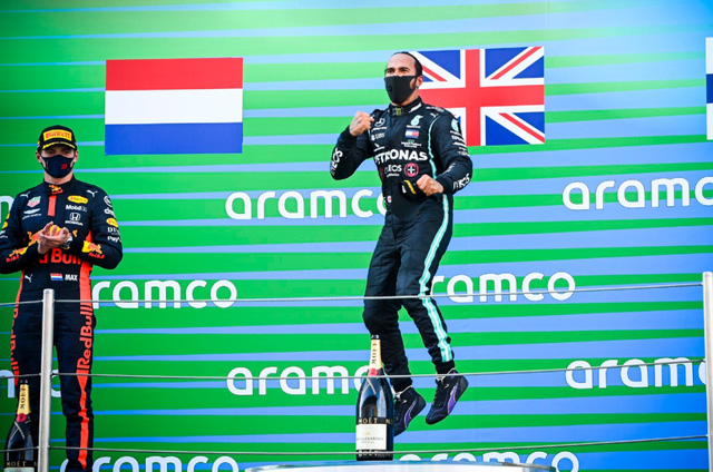 Hamilton vượt qua huyền thoại Schumacher về số lần giành podium - Ảnh 1.