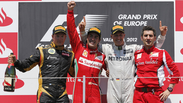 Hamilton vượt qua huyền thoại Schumacher về số lần giành podium - Ảnh 2.