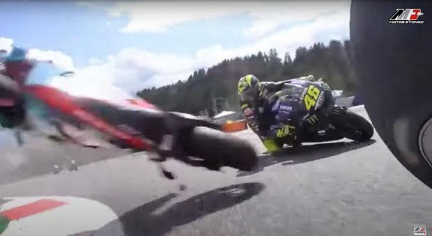 Tai nạn kinh hoàng trên đường đua MotoGP: Xe gãy đôi, người lăn long lóc - Ảnh 2.