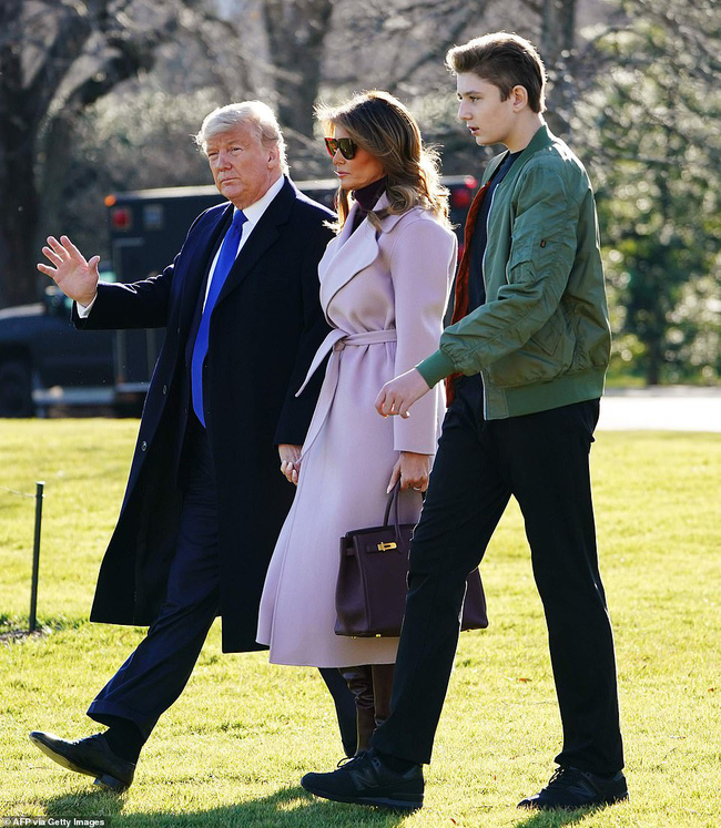 Hoàng tử Nhà Trắng Barron Trump lộ diện trước công chúng sau một thời gian dài vắng mặt, gây chú ý với chiều cao và vóc dáng khủng - Ảnh 5.