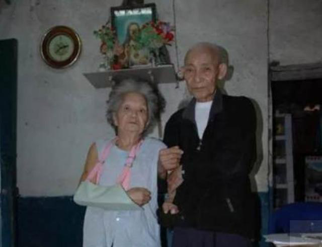Duyên phận kỳ diệu: Kết hôn ở tuổi 80, đôi vợ chồng nghẹn ngào xúc động khi biết đối phương là người mình từng cưới 60 năm về trước - Ảnh 3.