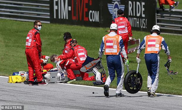 Tai nạn kinh hoàng trên đường đua MotoGP: Xe gãy đôi, người lăn long lóc - Ảnh 4.