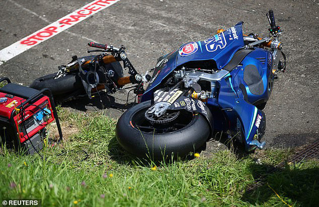Tai nạn kinh hoàng trên đường đua MotoGP: Xe gãy đôi, người lăn long lóc - Ảnh 5.