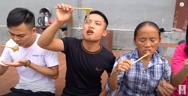 Lần đầu thử sức với món kẹo kéo khổng lồ, Bà Tân Vlog bị dân mạng nhận xét đã làm sai cách lại còn kém vệ sinh - Ảnh 10.