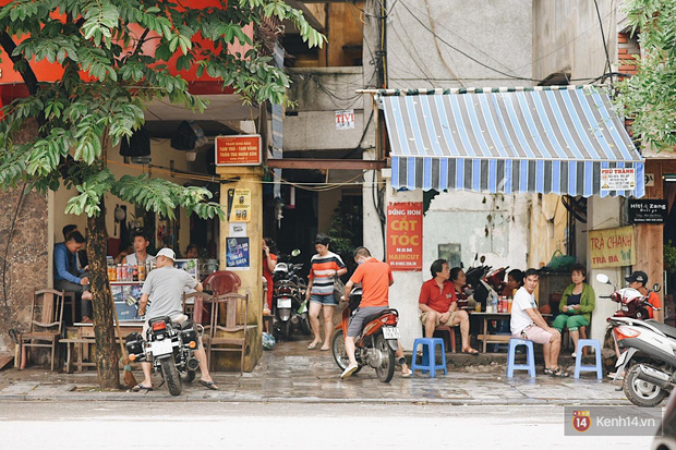 Hà Nội trong ngày đầu tiên giãn cách hàng quán: Bàn được lắp vách ngăn, khách ngồi cách xa nhau hơn 1 mét - Ảnh 1.