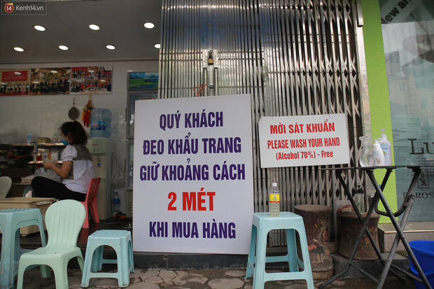 Hà Nội trong ngày đầu tiên giãn cách hàng quán: Bàn được lắp vách ngăn, khách ngồi cách xa nhau hơn 1 mét - Ảnh 13.