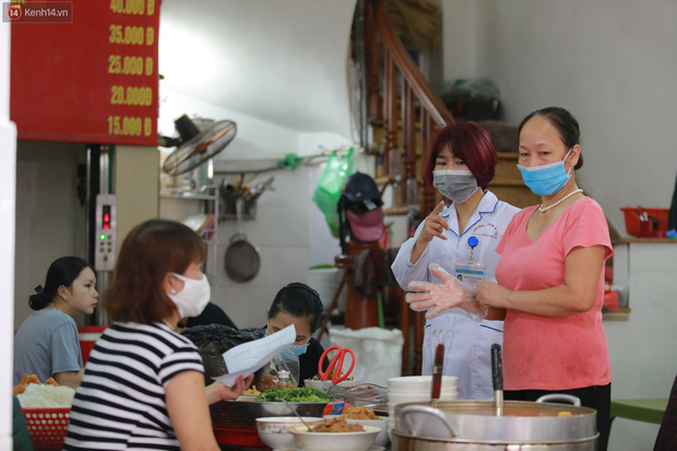 Hà Nội trong ngày đầu tiên giãn cách hàng quán: Bàn được lắp vách ngăn, khách ngồi cách xa nhau hơn 1 mét - Ảnh 18.