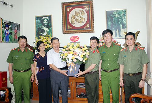 Tri ân, thăm hỏi nguyên lãnh đạo Công an tỉnh Hòa Bình - Ảnh 2.