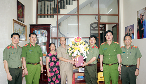 Tri ân, thăm hỏi nguyên lãnh đạo Công an tỉnh Hòa Bình - Ảnh 4.