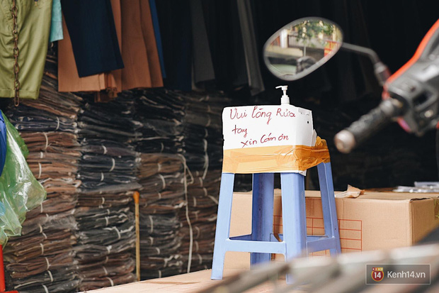 Hà Nội trong ngày đầu tiên giãn cách hàng quán: Bàn được lắp vách ngăn, khách ngồi cách xa nhau hơn 1 mét - Ảnh 5.