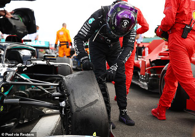 Đua xe F1: Nổ lốp ở vòng đua cuối, Lewis Hamilton vẫn về nhất tại Silverstone - Ảnh 9.