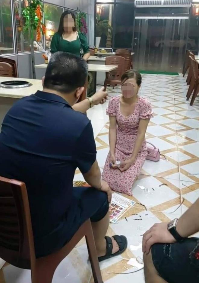 Cô gái quỳ trong quán nướng Hiền Thiện: Ông chủ ép đính chính lên facebook, dùng dép đánh vào mặt - Ảnh 2. Cô gái quỳ trong quán nướng Hiền Thiện: Ông chủ ép đính chính lên facebook, dùng dép đánh vào mặt - Ảnh 2.