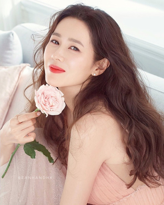 Son Ye Jin tự tin để mặt mộc xuất hiện bên một người đàn ông lạ, nhan sắc của chị đẹp ở tuổi U40 quả thực không thể đùa được - Ảnh 2.