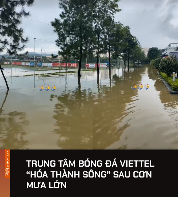 Sân tập của CLB Viettel biến thành bể bơi sau trận mưa lớn, ngập sâu chẳng kém các khu phố trung tâm Hà Nội - Ảnh 1.