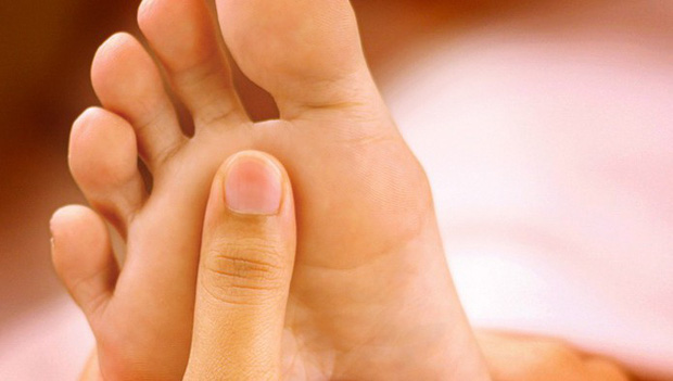 Bàn chân giống như đồng hồ sức khoẻ, 3 dấu hiệu này trên bàn chân cho biết rất có thể gan của bạn đang gặp vấn đề - Ảnh 1.