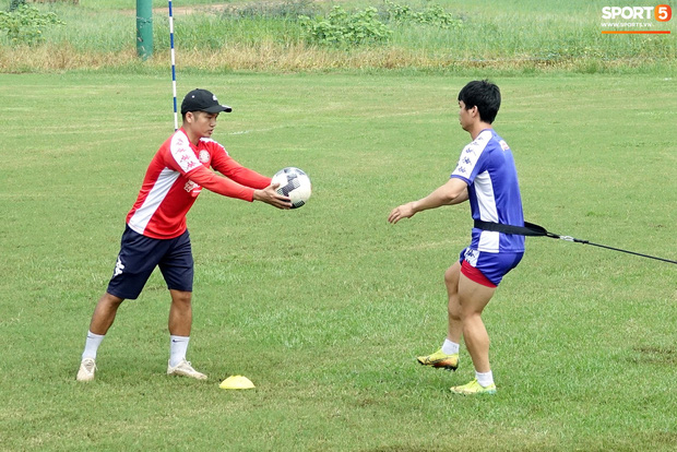 Công Phượng được vận động mạnh, chạy thoăn thoắt nổi hết cơ bắp cuồn cuộn - Ảnh 2.