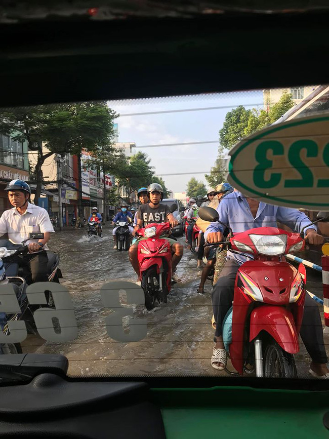 Chàng trai thánh nhọ chuyên gặp sự cố du lịch, đi ngắm hoa thì cháy rừng, đi đảo thì biển động nhưng pha thả đèn trời cùng người yêu mới thật sự chấn động - Ảnh 5.