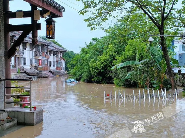 Thành phố nổi tiếng TQ chống chọi đợt lũ lịch sử, nhiều điểm du lịch nổi tiếng chìm trong biển nước, gấp rút sơ tán hơn 20.000 người - Ảnh 7.