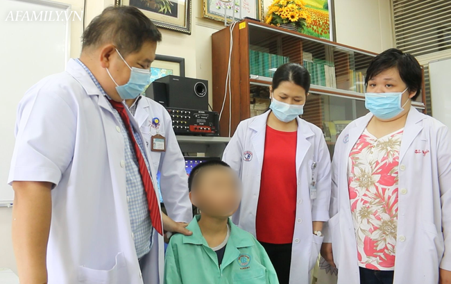 Bé trai 13 tuổi mang khối u xơ vòm họng khổng lồ lần đầu tiên ghi nhận tại Việt Nam - Ảnh 1.