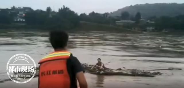 Buồn tình nên nhảy sông tự tử nhưng đến giữa chừng đổi ý, cô gái đu khúc gỗ bắt đầu hành trình trôi 81 km trở về nhà - Ảnh 2.