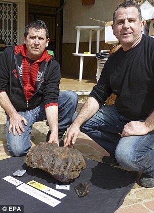 Nhặt được hòn đá xấu xí, cậu bé đem về nhà vứt xó góc vườn, 30 năm sau choáng váng khi phát hiện đó là báu vật trị giá 115 tỷ đồng - Ảnh 2.