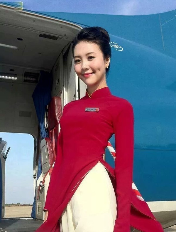 Trải qua 5 lần thay đổi đồng phục tiếp viên, Vietnam Airlines từng lọt Top 10 trang phục hàng không đẹp nhất thế giới và được nhận xét là ngày càng tinh tế, dịu dàng - Ảnh 5.