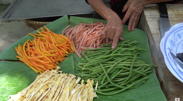 Chẳng ai như Bà Tân Vlog: dùng đỗ để làm kimbap, cuộn xong nhìn mà tá hoả - Ảnh 1.