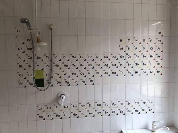 Học sinh khóc thét với phòng tắm được decor toàn hình bóng môn Hóa học của dân chuyên - Ảnh 1.