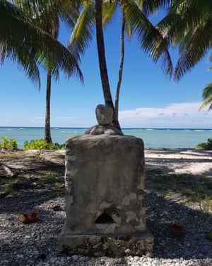 Kiribati: Từ lời nguyền cấm rẽ trái cho tới phong tục gây tranh cãi nảy lửa trong buổi đón tiếp đại sứ TQ  - Ảnh 2.